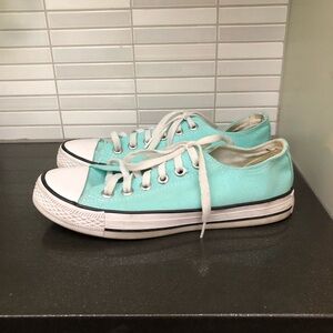 Unisex Converse Chuck Taylor low top sneakers